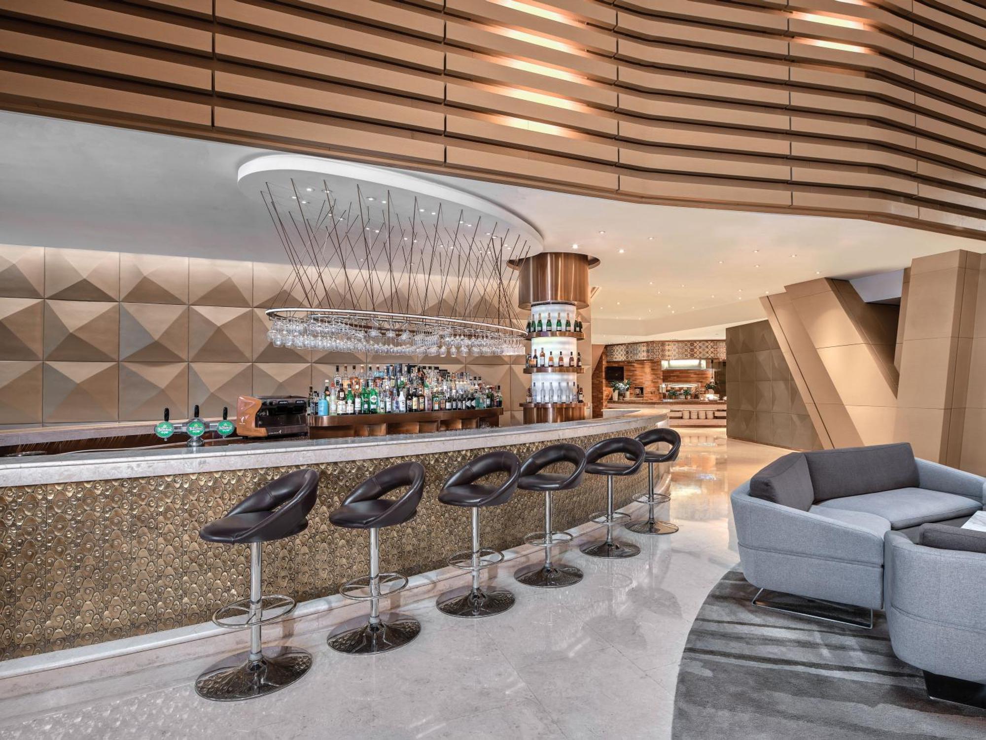 Отель Langham Place - Walking Distance To Fair & Overseas Buyers Registration Service 5*